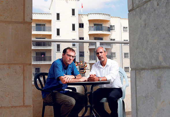 אבו־סהיבאן (מימין) ואטקס, על רקע הבנייה לגובה ברהט. הצעירים ואילוצ הקרקע מובילים את השינוי אבו־סהיבאן (מימין) ואטקס, על רקע הבנייה לגובה ברהט. הצעירים ואילוצ הקרקע מובילים את השינוי