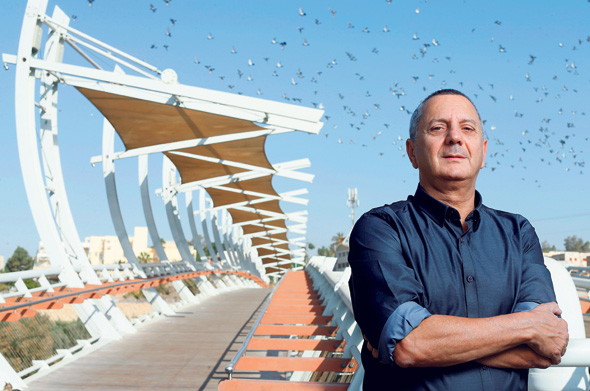 מרש על רקע גשר הצינורות שתכנן בעיר. "אין בבאר שבע תחושת עירוניות" מרש על רקע גשר הצינורות שתכנן בעיר. "אין בבאר שבע תחושת עירוניות"