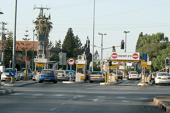 הכניסה לתל השומר הכניסה לתל השומר