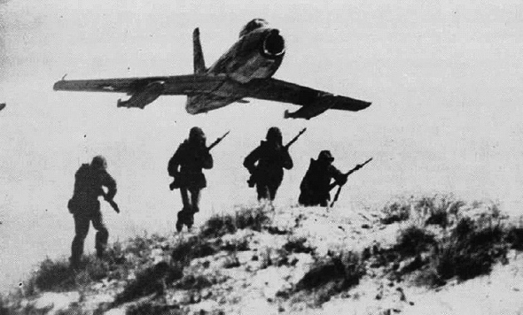 מטוס סייבר מעל לחיילים אמריקאים במלחמת קוריאה מטוס סייבר מעל לחיילים אמריקאים במלחמת קוריאה