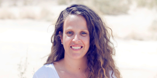 האשה הגדולה שלפניהן