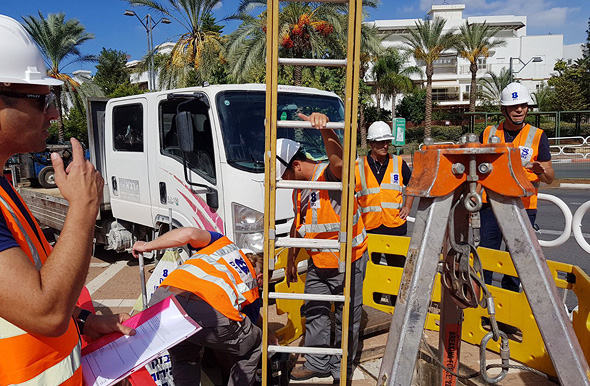 עובדי בזק משבשים את עבודות התשתית של סלקום בראשל"צ, צילום: אביב גוטר