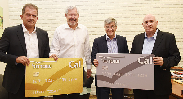 בכירי ויזה כאל ושופרסל מכריזים על כרטיס הועדון החדש. משמאל: יובל גביש, דורון ספיר, ישראל ברמן ואיציק אברכהן בכירי ויזה כאל ושופרסל מכריזים על כרטיס הועדון החדש. משמאל: יובל גביש, דורון ספיר, ישראל ברמן ואיציק אברכהן