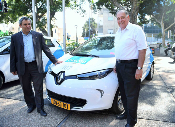 מימין יונה יהב ראש עיריית חיפה וזאב אלקין שר להגנת הסביבה עם הרכב השיתופי