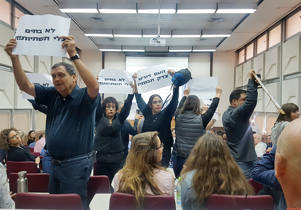 מפגינים נגד אביגדור יצחקי בנאומו באוניברסיטת תל אביב מפגינים נגד אביגדור יצחקי בנאומו באוניברסיטת תל אביב