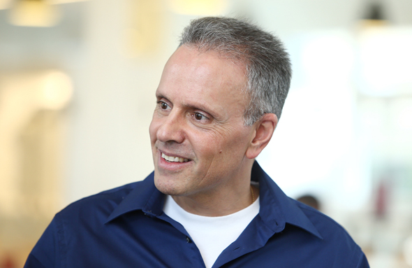 ג'וני סרוג'י, סגן נשיא בכיר באפל ג'וני סרוג'י, סגן נשיא בכיר באפל
