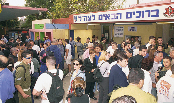הורים ומתגייסים בבקו"ם (למצולמים אין קשר לכתבה). "אני מקבלת טלפונים באמצע הלילה. היו הורים שאמרו לי, 'למה אין קב"ן גם להורים? למה לנו אין עם מי לדבר?'", אומרת סיני סדס הורים ומתגייסים בבקו"ם (למצולמים אין קשר לכתבה). "אני מקבלת טלפונים באמצע הלילה. היו הורים שאמרו לי, 'למה אין קב"ן גם להורים? למה לנו אין עם מי לדבר?'", אומרת סיני סדס
