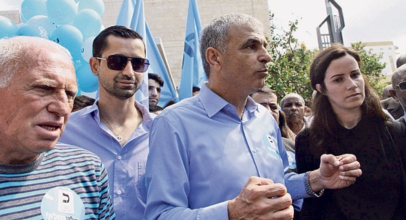יו"ר מנהלת הליגה הלאומית בכדורסל עוגן יוחננוב עם כחלון. מקורב אישית לשר האוצר שגייס את כהן, המקורב גם הוא יו"ר מנהלת הליגה הלאומית בכדורסל עוגן יוחננוב עם כחלון. מקורב אישית לשר האוצר שגייס את כהן, המקורב גם הוא