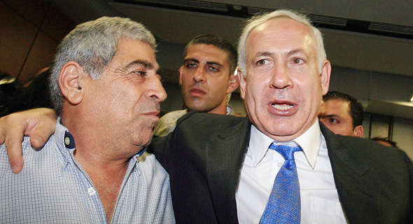 בנימין נתניהו וצדוק כהן מחובקים בערב הפריימריז 2007 בנימין נתניהו וצדוק כהן מחובקים בערב הפריימריז 2007