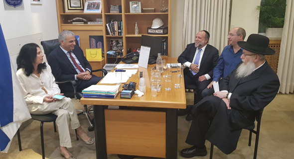 משה כחלון, דורית סלינגר, יעקב ליצמן, ויצחק כהן, לפני הצגת התוכנית משה כחלון, דורית סלינגר, יעקב ליצמן, ויצחק כהן, לפני הצגת התוכנית