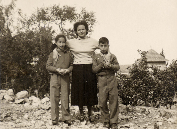 1956. אבי נאור בן ה־8 עם אחותו נילי (10) ואמם לולה, בחצר בקריית טבעון (קריית עמל) 1956. אבי נאור בן ה־8 עם אחותו נילי (10) ואמם לולה, בחצר בקריית טבעון (קריית עמל)