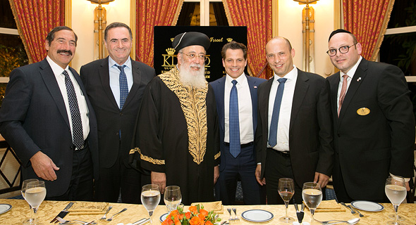 מימין: דובי הוניג, נפתלי בנט, אנתוני סקרמוצ'י, הרב שלמה עמאר, ישראל כץ וד"ר ג'וזף פראגר בכנס השבוע. "יש לי הזדמנות לעזור לנשיא מבחוץ" מימין: דובי הוניג, נפתלי בנט, אנתוני סקרמוצ'י, הרב שלמה עמאר, ישראל כץ וד"ר ג'וזף פראגר בכנס השבוע. "יש לי הזדמנות לעזור לנשיא מבחוץ"