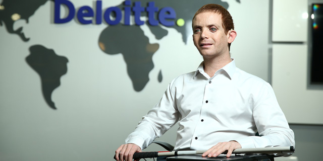 "אתה באמת חושב שעיוור יכול להיות מנהל תיקים?"