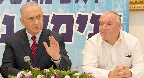 יו”ר ועדת הפנים דוד אמסלם (מימין) וראש הממשלה בנימין נתניהו יו”ר ועדת הפנים דוד אמסלם (מימין) וראש הממשלה בנימין נתניהו