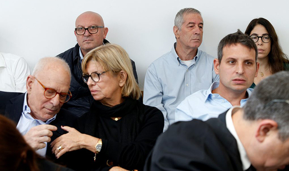 משמאל רמי אונגר. מאחור אבירם הלוי באחד הדיונים בביהמ"ש משמאל רמי אונגר. מאחור אבירם הלוי באחד הדיונים בביהמ"ש