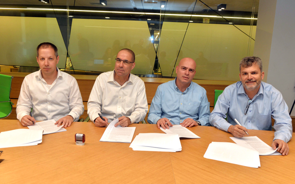 חותמים על ההסכם, מימין: אורי אלדובי, רמי דרור, עדו קוק ודייב לובוצקי חותמים על ההסכם, מימין: אורי אלדובי, רמי דרור, עדו קוק ודייב לובוצקי