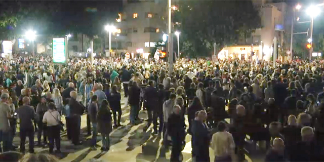 עשרות אלפים הפגינו בת"א: "נתניהו, ההיסטוריה לא תסלח לך"