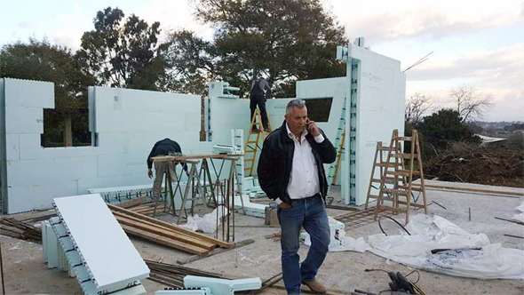 דורון ערוסי באתר בנייה של אקו-בילד. "הבנייה הופכת קלה יותר, אסתטית ומהירה" דורון ערוסי באתר בנייה של אקו-בילד. "הבנייה הופכת קלה יותר, אסתטית ומהירה"