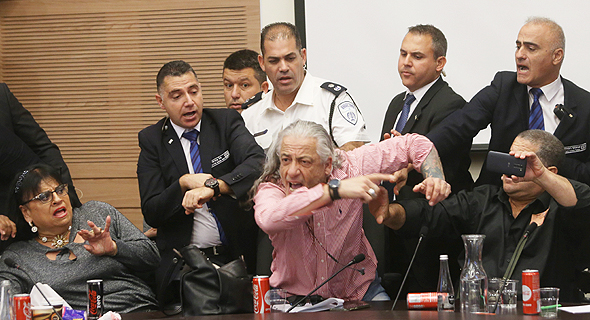 התפרעות של נכים בישיבת ועדת העבודה והרווחה (ארכיון) התפרעות של נכים בישיבת ועדת העבודה והרווחה (ארכיון)