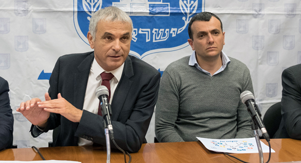 מימין: שי באב"ד ומשה כחלון מימין: שי באב"ד ומשה כחלון