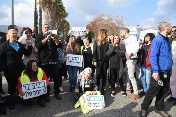 העובדים מפגינים בקריית שמונה העובדים מפגינים בקריית שמונה