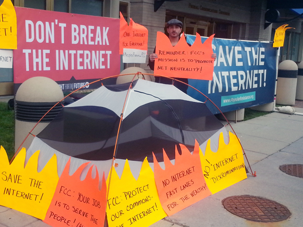 מפגינים נגד ביטול ניטרליות הרשת, צילום: Newsweek