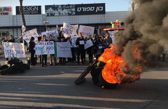 הפגנת עובדי טבע באזור התעשייה אשדוד. מבעירים צמיגים הפגנת עובדי טבע באזור התעשייה אשדוד. מבעירים צמיגים