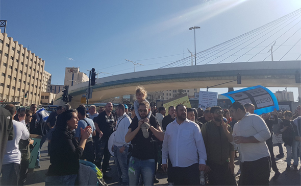 עובדי טבע חוסמים את הכניסה לעיר בסמוך לגשר המיתרים עובדי טבע חוסמים את הכניסה לעיר בסמוך לגשר המיתרים