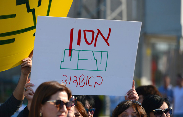 עובדי טבע אשדוד מפגינים בדצמבר האחרון נגד סגירת המפעל עובדי טבע אשדוד מפגינים בדצמבר האחרון נגד סגירת המפעל
