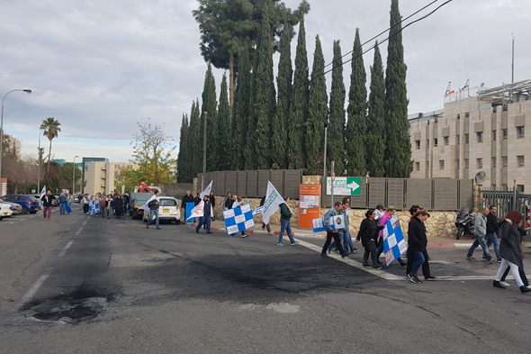 עובדי טבע מפגינים הבוקר ליד מפעל המשאפים בירושלים עובדי טבע מפגינים הבוקר ליד מפעל המשאפים בירושלים