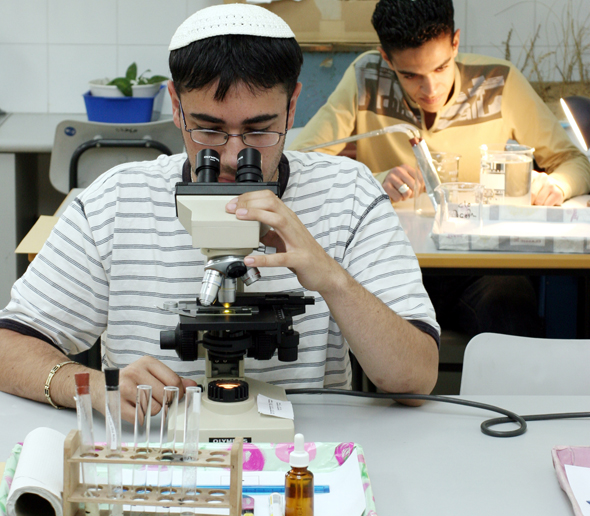 תלמיד תיכון במהלך בחינה (ארכיון) תלמיד תיכון במהלך בחינה (ארכיון)