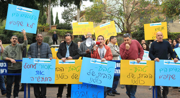 ההפגנה מול ביתו של חמי פרס ההפגנה מול ביתו של חמי פרס