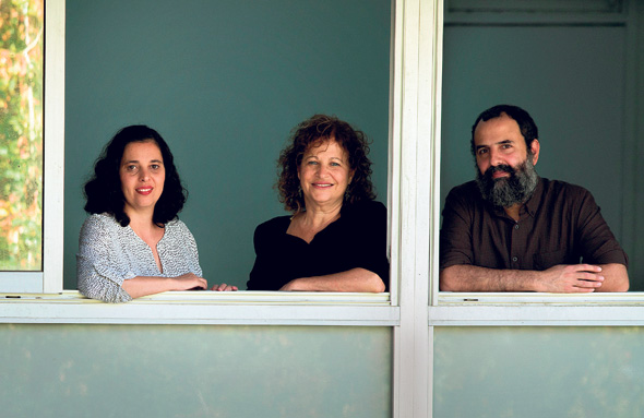 מימין לשמאל: ד"ר אלמוג בהר, ד"ר חנה סוקר־שווגר וד”ר הדס שבת־נדיר. בהר: “תזמון התוכנית ייחודי: הדור השלישי לעולים מארצות ערב מתחיל להתעניין בזהותו, בדיוק כשהדור הראשון שנושא עמו את הידע מתחיל לחלוף מן העולם" מימין לשמאל: ד"ר אלמוג בהר, ד"ר חנה סוקר־שווגר וד”ר הדס שבת־נדיר. בהר: “תזמון התוכנית ייחודי: הדור השלישי לעולים מארצות ערב מתחיל להתעניין בזהותו, בדיוק כשהדור הראשון שנושא עמו את הידע מתחיל לחלוף מן העולם"