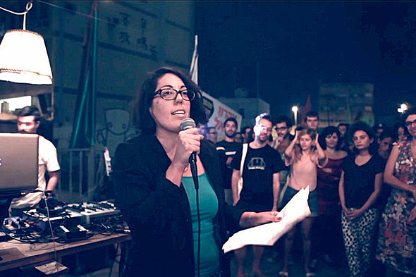 המשוררת תהילה חכימי בערב שירה של ערס פואטיקה. סוקר־שווגר: “ביצירה שלהם יש התרסה” המשוררת תהילה חכימי בערב שירה של ערס פואטיקה. סוקר־שווגר: “ביצירה שלהם יש התרסה”