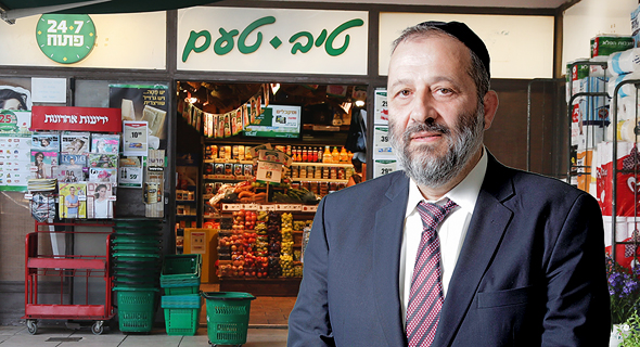 שר הפנים אריה דרעי על רקע סניף טיב טעם שר הפנים אריה דרעי על רקע סניף טיב טעם