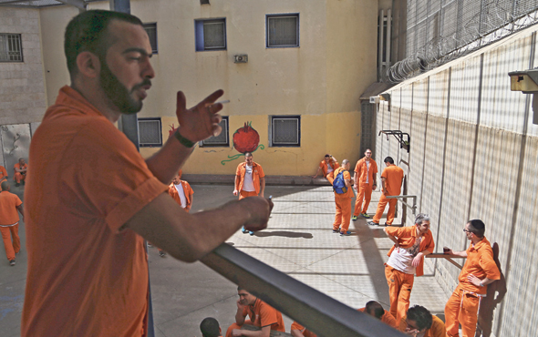 אסירים בבית הכלא רימונים