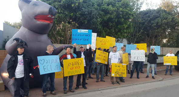 ההפגנה הבוקר מול ביתו של שאול שני, בעל השליטה ההפגנה הבוקר מול ביתו של שאול שני, בעל השליטה