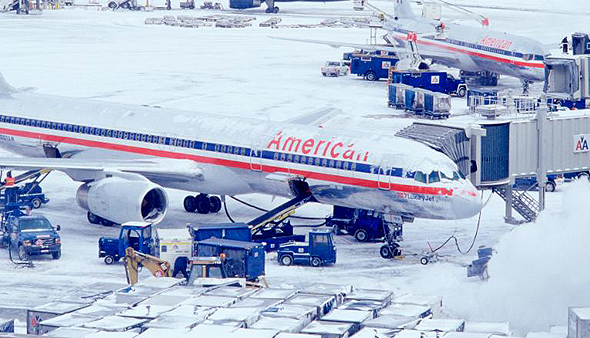 מטוס אמריקן איירליינס הבוקר בנמל התעופה לה גארדיה, צילום: גטי אימג