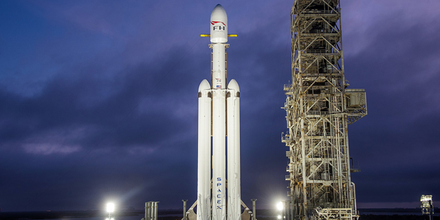spaceX שיגרה רקטה עוצמתית לחלל - ועליה מכונית של טסלה