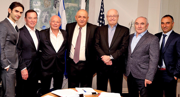 טקס החתימה. מימין: יוסי אבו מנכ"ל דלק קידוחים, אסי ברטפלד מנכ"ל קבוצת דלק, ג'ון סייטס מנכ"ל Gulfslope Energy, יצחק תשובה בעלי קבוצת תשובה, גבי לסט יו"ר קבוצת דלק, מייק מאייל מנכ"ל Texas South ועידן וולס מנכ"ל קבוצת תשובה טקס החתימה. מימין: יוסי אבו מנכ"ל דלק קידוחים, אסי ברטפלד מנכ"ל קבוצת דלק, ג'ון סייטס מנכ"ל Gulfslope Energy, יצחק תשובה בעלי קבוצת תשובה, גבי לסט יו"ר קבוצת דלק, מייק מאייל מנכ"ל Texas South ועידן וולס מנכ"ל קבוצת תשובה