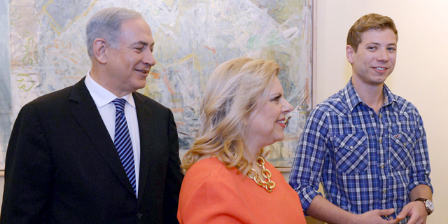 ראש הממשלה בנימין נתניהו (משמאל) עם רעייתו שרה ובנם יאיר, צילום: חיים צח לע"מ