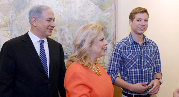 ראש הממשלה בנימין נתניהו (משמאל) עם רעייתו שרה ובנם יאיר ראש הממשלה בנימין נתניהו (משמאל) עם רעייתו שרה ובנם יאיר
