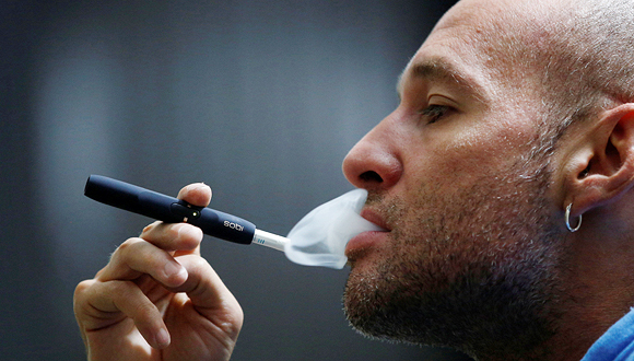 החוק קובע גם איסור על עישון באמצעות סיגריה אלקטרונית במקומות ציבוריים, צילום: רויטרס