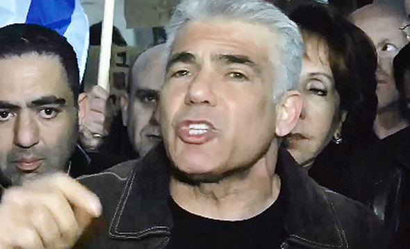 יאיר לפיד בהפגנה הערב יאיר לפיד בהפגנה הערב