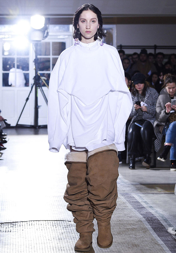 UGG. מתוך תצוגת האופנה של Y/Project UGG. מתוך תצוגת האופנה של Y/Project