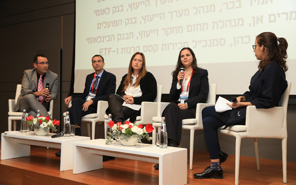 משמאל: סמנכ"ל מכירות בקסם קרנות ו־ETF בני כהן, מנהל מערך הייעוץ בבנק הפועלים אמיר בכר, מנהלת מערך הייעוץ בבנק לאומי עינת סקורניק, מנהלת מחקר וייעוץ בבנק הבינלאומי מרים אן וכתבת "כלכליסט רחלי בינדמן משמאל: סמנכ"ל מכירות בקסם קרנות ו־ETF בני כהן, מנהל מערך הייעוץ בבנק הפועלים אמיר בכר, מנהלת מערך הייעוץ בבנק לאומי עינת סקורניק, מנהלת מחקר וייעוץ בבנק הבינלאומי מרים אן וכתבת "כלכליסט רחלי בינדמן