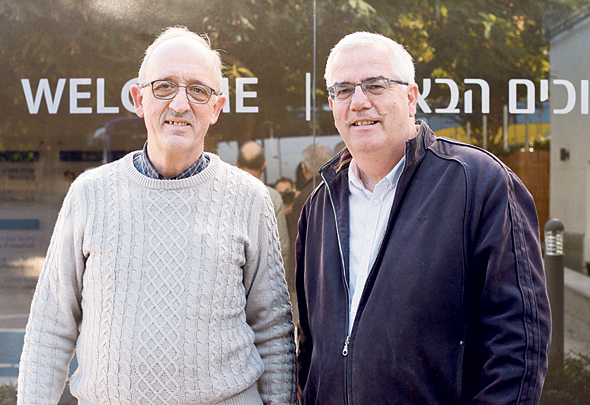 פוקס (מימין) ואלברט, מנהיגי הקהילה. "הבנו שבמלחמת גוג ומגוג יש כמה גלים, ופיתחנו מסננים למקלטים" פוקס (מימין) ואלברט, מנהיגי הקהילה. "הבנו שבמלחמת גוג ומגוג יש כמה גלים, ופיתחנו מסננים למקלטים"
