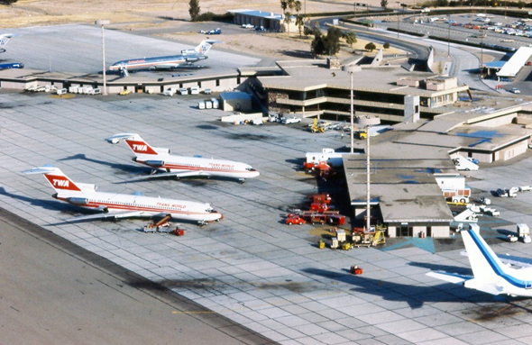 נמל התעופה של יוסטון בשנות השמונים נמל התעופה של יוסטון בשנות השמונים