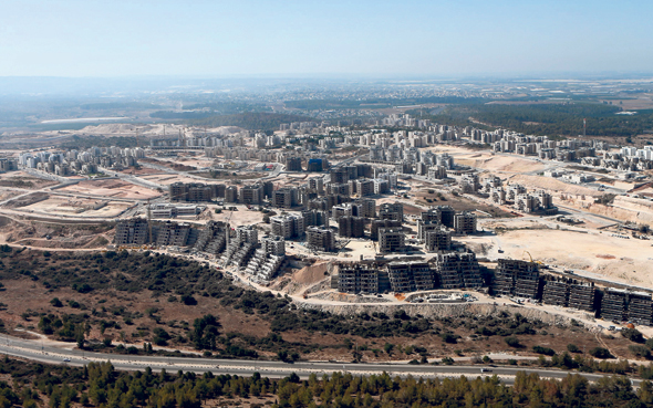 חריש במבט־על. נוכחות מסיבית של פועלים, משאיות ועגורנים חריש במבט־על. נוכחות מסיבית של פועלים, משאיות ועגורנים