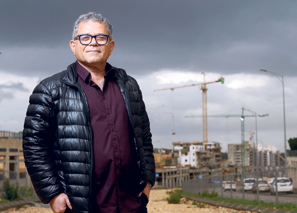 ישראל בן ישראל מהנדס העיר חריש. "חריש צריכה לקיים את עצמה כלכלית. אנחנו רוצים שאנשים יחיו ויעבדו בה, יוציאו כסף על מסעדות. צריך לזכור שארנונה לתעסוקה ולתעשייה מקיימת את העיר, ארנונה למגורים לא" ישראל בן ישראל מהנדס העיר חריש. "חריש צריכה לקיים את עצמה כלכלית. אנחנו רוצים שאנשים יחיו ויעבדו בה, יוציאו כסף על מסעדות. צריך לזכור שארנונה לתעסוקה ולתעשייה מקיימת את העיר, ארנונה למגורים לא"